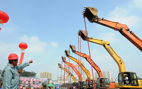 9月28日,在开工仪式现场,几台挖掘机准备开工。当日,合肥市铁路南站综合改造项目居民复建点正式开工建设,这意味着铁路南站区域的居民将告别棚户区生活。合肥市铁路南站综合改造项目居民复建点建设采用原地回迁方式,是目前合肥市一环内最大规模的居民复建点。建筑面积约20万平方米,物管用房、幼儿园、医疗中心等配套设施一应俱全,将惠及1850余户居民。此次复建点建设还专门成立了由6名南站搬迁居民组成的群众监督组,对复建点的工程建设质量和程序进行全程监督。新华社发(解琛 摄)