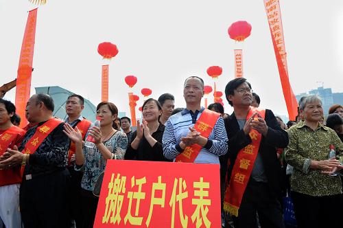 9月28日,在开工仪式现场,搬迁户代表参加开工奠基仪式。新华社发(解琛 摄)