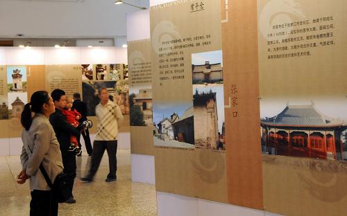 10月7日,人们在河北省博物馆参观“燕赵古迹展”。新华社记者 巩志宏 摄