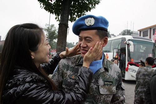 10月29日上午,中国第九批赴黎巴嫩维和工兵营第二梯队作训参谋王大喜与新婚妻子告别。新华社发(彭小明 摄)
