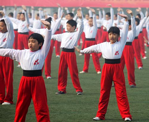 10月29日,在天津市中小学生阳光体育推动展示活动现场,小学生们进行武术操的展示。当日,2011年天津市中小学生阳光体育推动展示活动在天津财经大学举行,万名中小学生参加了韵律技能操、武术、轮滑、足球、排球等形式多样的体育活动展示。新华社发(刘东岳 摄)
