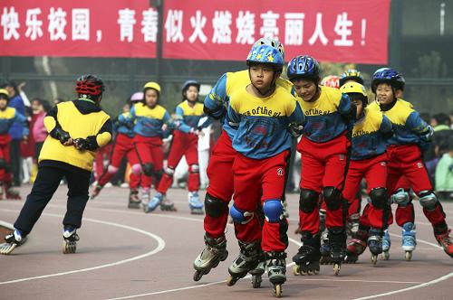 10月29日,在天津市中小学生阳光体育推动展示活动现场,小学生们进行轮滑基本功的展示。新华社发(刘东岳 摄)