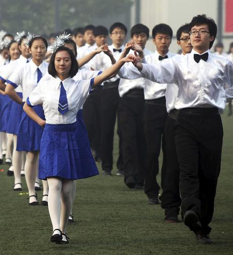 10月29日,在天津市中小学生阳光体育推动展示活动现场,中学生们在进行校园集体舞的展示。新华社发(刘东岳 摄)