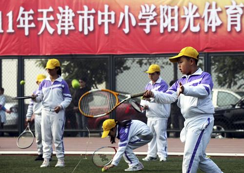 10月29日,在天津市中小学生阳光体育推动展示活动现场,小学生们在进行网球基本功的展示。新华社发(刘东岳 摄)