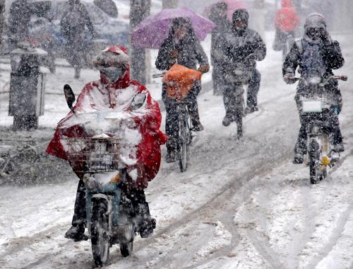 11月29日,河北邢台市民顶风冒雪艰难行进。当日,河北省气象台发布暴雪黄色预警,石家庄、沧州南部、衡水、邢台、邯郸降雪量达到4-6毫米,预计傍晚到前半夜上述地区仍有降雪,其中衡水南部、邢台和邯郸雪量将达到10毫米以上。新华社发(黄涛 摄)