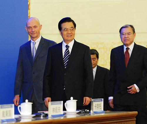 这是胡锦涛与世贸组织总干事拉米、联合国贸发会议秘书长素帕猜等步入会场。新华社记者 饶爱民 摄