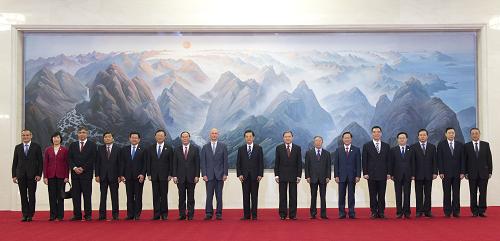 12月11日,中国加入世界贸易组织10周年高层论坛在北京人民大会堂举行。论坛开始前,中国国家主席胡锦涛会见参加论坛的有关国际组织负责人和中外企业家代表并合影。新华社记者 李学仁 摄