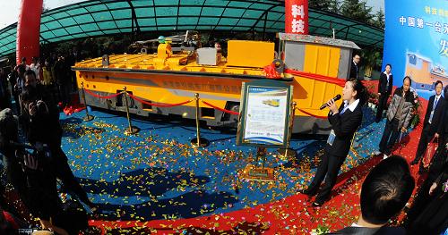 这是湖南湘潭牵引机车厂新产品发布会现场展示中的“无人驾驶”变频电机车(12月12日摄)。新华社记者 龙弘涛 摄