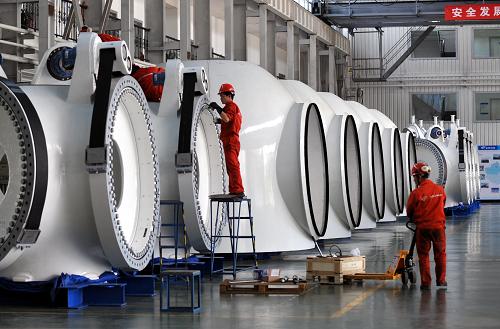 这是金风科技位于乌鲁木齐的一处生产厂房(5月11日摄)。 新疆金风科技股份有限公司是全球最大的直驱永磁风电机组制造商之一。作为国内领先的风电制造企业,近几年,金风科技致力于拓展海外市场,并取得了骄人业绩。 金风科技董事长兼首席执行官武钢介绍,面对国内短期的并网瓶颈问题,金风科技直驱永磁机组已率先通过海外德国劳氏船级社的零电压穿越现场测试,这对企业拓展国际市场意义重大。 目前,金风科技在全球设立3个大型研发中心,在德国、美国和澳洲各自设立或收购了海外公司。该公司拥有自主知识产权的直驱永磁技术代表着全球风电领域最先进的技术,产品已进入美国和欧洲等海外市场。 2011年以来,金风科技有79.5MW风电机组销售至美国、欧洲及非洲的埃塞俄比亚市场,同时创下海外销售151.5MW的纪录。武钢表示,金风科技未来将继续放眼全球,积极推动海外市场,并在中国风电行业整合过程中,以诚信及质量使金风科技继续保持同行业的领先地位。 新华社记者 赵戈 摄