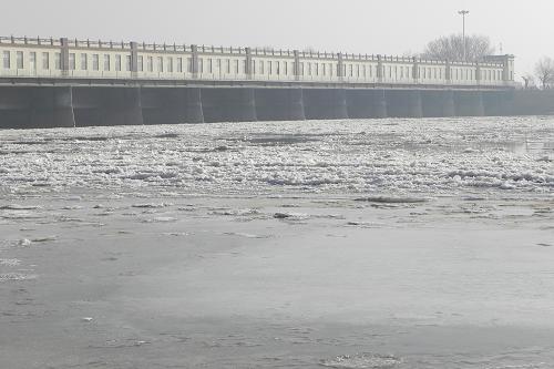 这是12月20拍摄的黄河内蒙古段封河界面以上的三盛公水利枢纽流凌情况。截至12月20日15时,黄河内蒙古段累计封河长度超过530公里,封河下界位于万家寨水利枢纽坝址,封河上界位于巴彦淖尔市磴口河段提防桩号17公里处,封河界面以上的流凌密度为50%~80%。从12月21日开始,内蒙古将迎来大风降温天气,冷空气过后黄河内蒙古巴彦淖尔市段将实现全境封河,黄河内蒙古段最上游的乌海市段即将入境封河。新华社记者 李云平 摄