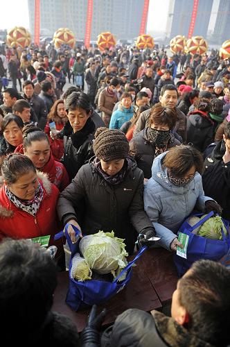 12月28日,市民在宁夏市新世纪农产品批发市场免费蔬菜发放点领取价值50元的爱心蔬菜包。当日,宁夏银川市兴庆区民政、工会、残联等单位联合宁夏领鲜物流有限公司在宁夏新世纪农产品批发市场开展百万爱心蔬菜免费发放活动,向辖区困难职工、低保户、残疾人等人群免费发放2万份,价值100万元的爱心蔬菜,为困难市民带去节日的温暖。新华社记者 王鹏 摄