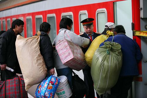 背起回家的行囊