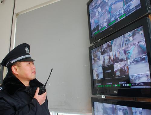 1月27日,浙江省台州市上盘边防派出所的湖南籍协警老向在临海东部工业园某厂区监控中心值班。今年春节他留守在工业园值班,没有回家过年。新华社发(周炜 摄)