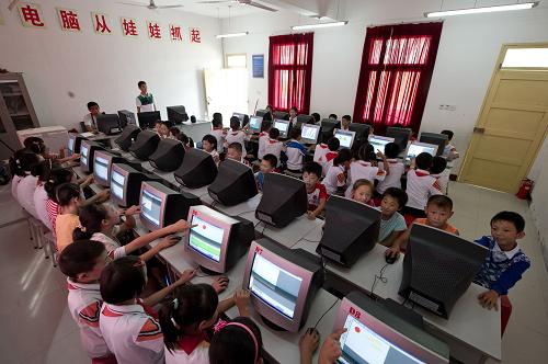 2011年9月1日,学生在中国第一所希望小学——安徽金寨县希望小学电教室内上电脑课。新华社记者 郭晨 摄