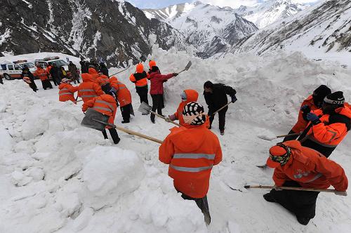 2月12日,养护工人在中尼公路聂拉木县至樟木镇的道路上清除积雪。新华社记者 文涛 摄