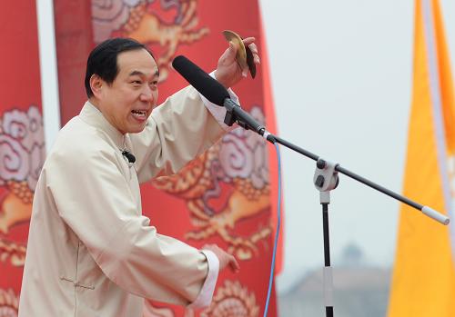 2月24日,山东省艺术馆的李俊华在表演国家级非遗项目、山东快书《武松赶会》。当日,文化部主办的中部8省非物质文化遗产展演活动在河南省淮阳县举行。以“中原古韵”为主题的非物质文化遗产节目集中展示了中原地区非遗风情。新华社记者 赵鹏 摄