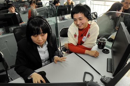 3月20日,一位市民(前右)在北京“12320”卫生热线室里体验卫生热线服务。当日,卫生部在北京举办“‘12320’卫生热线市民一日体验活动”,卫生部新闻发言人邓海华表示,卫生部力争在2012年年底之前,在全国所有省(区、市)开通“12320”卫生热线。据悉,“12320”卫生热线拥有涵盖传染病、食物中毒、职业中毒、慢性病、营养和食品卫生、环境卫生等18个专题的“全国‘12320’健康信息资源库”,接受公众健康咨询,多方位满足公众健康知识需求。新华社记者 何俊昌 摄