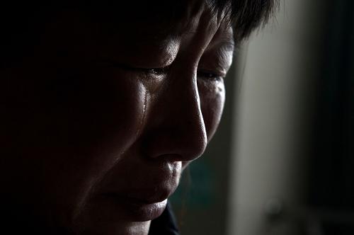 3月21日,安徽省合肥市安徽医科大学第一附属医院内,女孩的母亲在说到自己孩子的遭遇后伤心不已。新华社记者 郭晨 摄