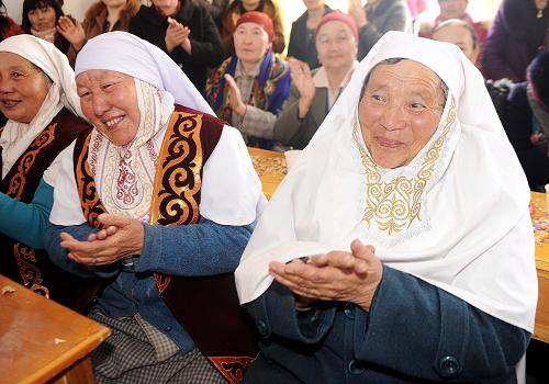 3月21日,在新疆哈巴河县齐巴尔乡齐巴尔村,身着盛装的哈萨克族妇女在参加庆祝“纳吾热孜节”活动。新华社记者 沙达提 摄