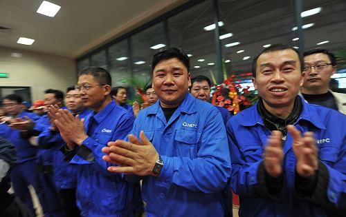 3月21日,在辽宁朝阳燕山湖发电厂中心控制室,工作人员鼓掌庆祝600兆瓦双机投产发电。新华社发(白铁军 摄)