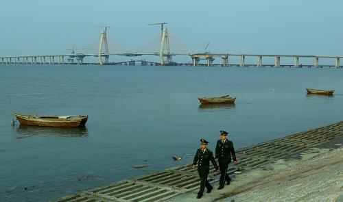3月22日,负责山东海即跨海大桥安保任务的边防民警在大桥附近巡逻。新华社发(梁孝鹏 摄)