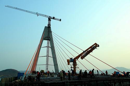 3月22日,建设人员在山东海即跨海大桥工地上施工。新华社发(梁孝鹏 摄)