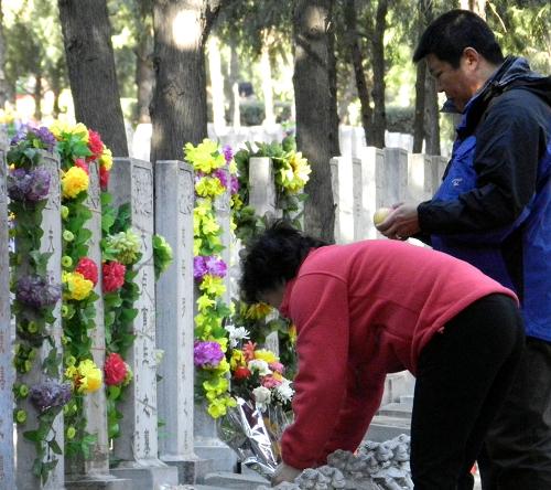 3月25日,市民在北京市八宝山人民公墓祭扫。新华社发(王振 摄)