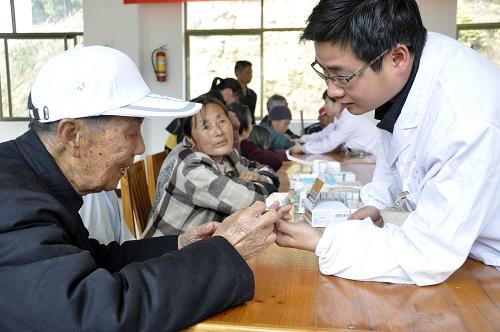 4月6日,江西省上饶市婺源县人民医院医务人员向敬老院老人赠送药品。新华社发(单长华 摄)