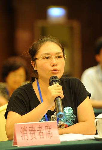 5月7日,来自南宁市的居民李珊珊在听证会上发言。新华社记者 陆波岸 摄