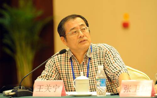 5月7日,来自广西大学商学院的王关宁在听证会上发言。新华社记者 陆波岸 摄