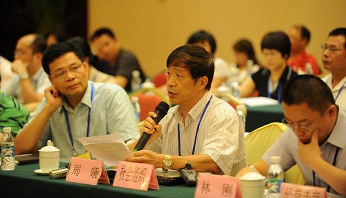 5月7日,来自广西城镇供水协会的周曦(前右二)在听证会上发言。新华社记者 陆波岸 摄