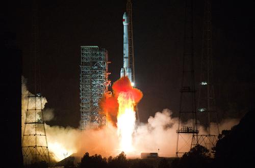 5月26日,“长征三号乙”运载火箭发射升空。5月26日23时56分,我国在西昌卫星发射中心用“长征三号乙”运载火箭成功发射“中星2A”卫星,卫星顺利进入预定转移轨道。“中星2A”卫星是中国卫星通信集团有限公司所属的一颗通信广播卫星,由中国航天科技集团公司所属中国空间技术研究院研制。“中星2A”卫星可为全国广播电台、电视台、无线发射台和有线电视网等机构提供广播电视及宽带多媒体等传输业务,将为我国通信广播事业提供更好的服务。新华社记者 江宏景 摄