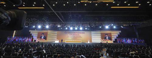 这是5月28日拍摄的第一届中国(北京)国际服务贸易交易会开幕仪式。当日,第一届中国(北京)国际服务贸易交易会开幕。首届京交会以“服务贸易:新视野、新机遇、新发展”为主题,设置了开幕式系列活动、高层论坛、专业交易洽谈、综合展示、主题推介、权威发布会等六大板块,涵盖商业服务、通讯服务等12类服务贸易。会议为期5天,其间将举办100场以上活动,其中9成以上致力于洽谈交易,有近30位世界500强全球负责人出席,67家世界五百强企业报名参会,客商覆盖五大洲82个国家和地区。新华社记者 张宇 摄