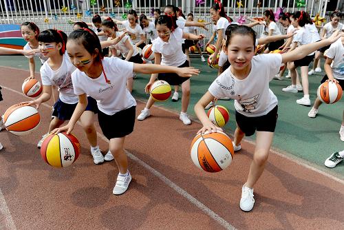 5月31日,郑州市纬一路小学的学生在表演篮球操。 当日,河南省郑州市纬一路小学开展校园文化展示活动,学生们通过丰富多彩的文艺节目表演,迎接“六一”儿童节的到来。 新华社记者 朱祥 摄