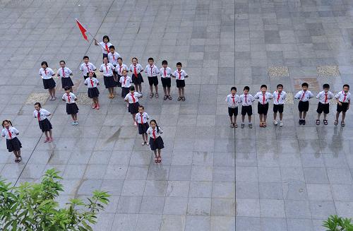 5月31日,在广西南宁市凤翔路小学,孩子们摆成“六一”字样唱起经典歌曲。 当日,广西南宁市凤翔路小学举行“经典歌曲”庆祝“六一”活动。一首首经典歌曲,在孩子们稚嫩嗓音演唱下活力四溢,让校园中充满了快乐的节日气氛。 新华社记者 周华 摄