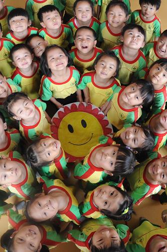 5月31日,孩子们在进行“祖国的花朵像太阳”互动游戏。 当日,延边朝鲜族自治州公安边防支队官兵来到延吉市新苗朝鲜族幼儿园,与孩子们开展互动游戏,让孩子们度过一个开心快乐的六一儿童节。 新华社发(管清江 摄)