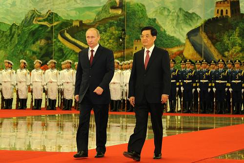 6月5日,中国国家主席胡锦涛在北京人民大会堂主持仪式,欢迎来华进行国事访问并出席上海合作组织北京峰会的俄罗斯总统普京。新华社记者 饶爱民 摄