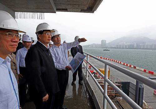 6月30日,国家主席胡锦涛在香港考察启德发展计划。这是胡锦涛在新邮轮码头大楼平台俯瞰码头建设进展情况。新华社发