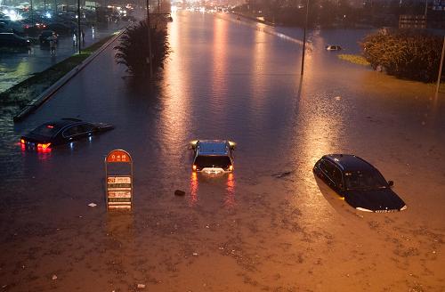 7月21日,北京立水桥地区积水严重,许多车辆浸泡在水中无法行驶。当日18时30分,北京市气象台发布自2005年建立天气预警制度以来的第一个暴雨橙色预警,预计持续降雨将超过20小时。受暴雨影响,北京市区多座立交桥下积水,交通被迫中断。新华社记者 张宇 摄