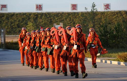 9月16日,武警森林部队战士在武警内蒙古森林总队大兴安岭支队营地进行扑火作战队列演练。从9月15日起,内蒙古大兴安岭进入秋季防火期。辖区各地颁布防火戒严令,驻地武警森林部队官兵加强森林灭火实战课目针对性演练,会同林业防火指挥部门加强安全防范管理,严格控制野外用火,确保秋防安全。新华社记者 张领 摄