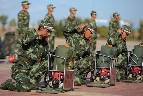 9月16日,武警森林部队战士在武警内蒙古森林总队大兴安岭支队营地进行扑火器材维修演练。新华社记者 张领 摄