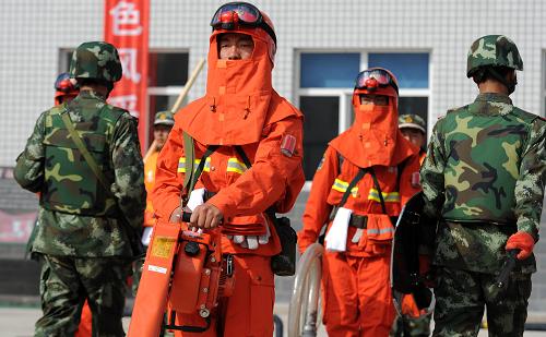 9月16日,武警森林部队战士在武警内蒙古森林总队大兴安岭支队营地进行扑火作战课目训练。新华社记者 张领 摄