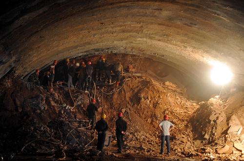 大广高速江西龙南境内一在建隧道洞口发生塌方事故 9月17日,塌方事故救援现场。 9月16日晚11时左右,大广高速B3标段江西龙南县境内象形1#隧道左线距洞口20米处发生塌方事故,致使16名施工人员被困隧道内。在各方的努力救援下,17日17时30分左右,隧道出口处通风联络管道顺利打通,随后隧道内被困人员通过导管传出纸条报平安,救援人员为被困施工人员输送食物和水。截至18日15时,塌方尚未打通,250余名救援人员正在现场紧张救援。 新华社发(李慧摄)