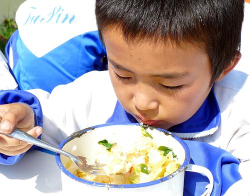 9月19日,一名甘肃省永靖县小岭乡中心小学学生在餐厅吃营养餐。今年春季学期开始,甘肃省58个连片特困县义务教育阶段的231万名农村中小学生吃上了由政府提供的营养餐。寄宿制学校小学生的营养餐补贴标准为每日三餐6元,初中生标准为每日三餐7元。2012年秋季学期开学后,为确保更多农村学生在校吃上营养餐,提高农村学生健康水平,财政部、教育部联合发布《农村义务教育学生营养改善计划专项资金管理暂行办法》,从资金安排、拨付、使用和监管等四个方面,规范农村义务教育学生营养改善计划专项资金管理。新华社发(史有东 摄)