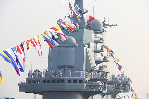 9月25日,“辽宁舰”悬挂满旗,舰员精神抖擞分区列队。新华社记者 查春明 摄