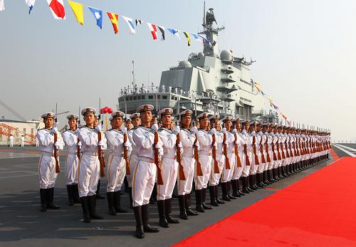 9月25日,威武的海军仪仗队在“辽宁舰”上准备接受首长检阅。新华社记者 查春明 摄