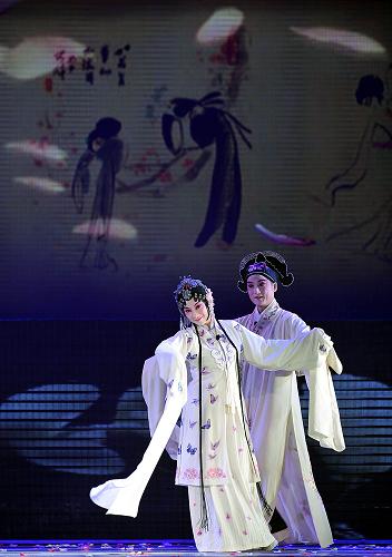 2012年9月9日,演员在南京举行的首届中国·江苏文化艺术节开幕式上表演昆曲《牡丹亭》选段。新华社发