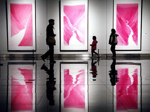 这是参观者在江苏省美术馆新馆欣赏作品(2011年2月7日摄)。该馆从2010年6月开始永久性全面免费开放。近年来,随着全国博物馆、纪念馆、美术馆、公共图书馆、文化馆(站)免费开放的力度不断加大,越来越多的民众享受到这种福利。新华社发