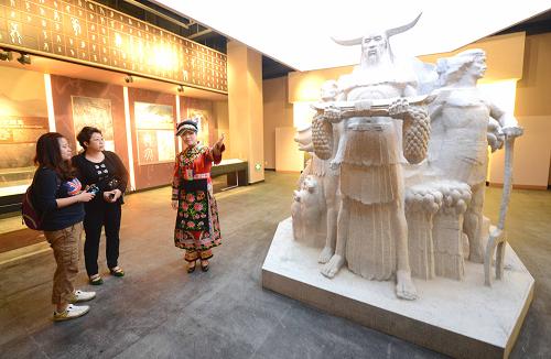 9月25日,游客在新落成的北川羌族民俗博物馆参观。新华社记者 李晓果 摄