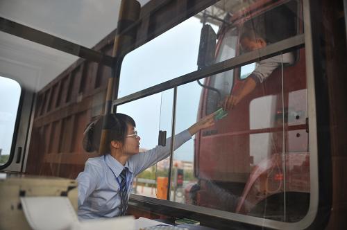 9月28日,江西高速集团的工作人员在收费站工作。新华社记者 周密 摄